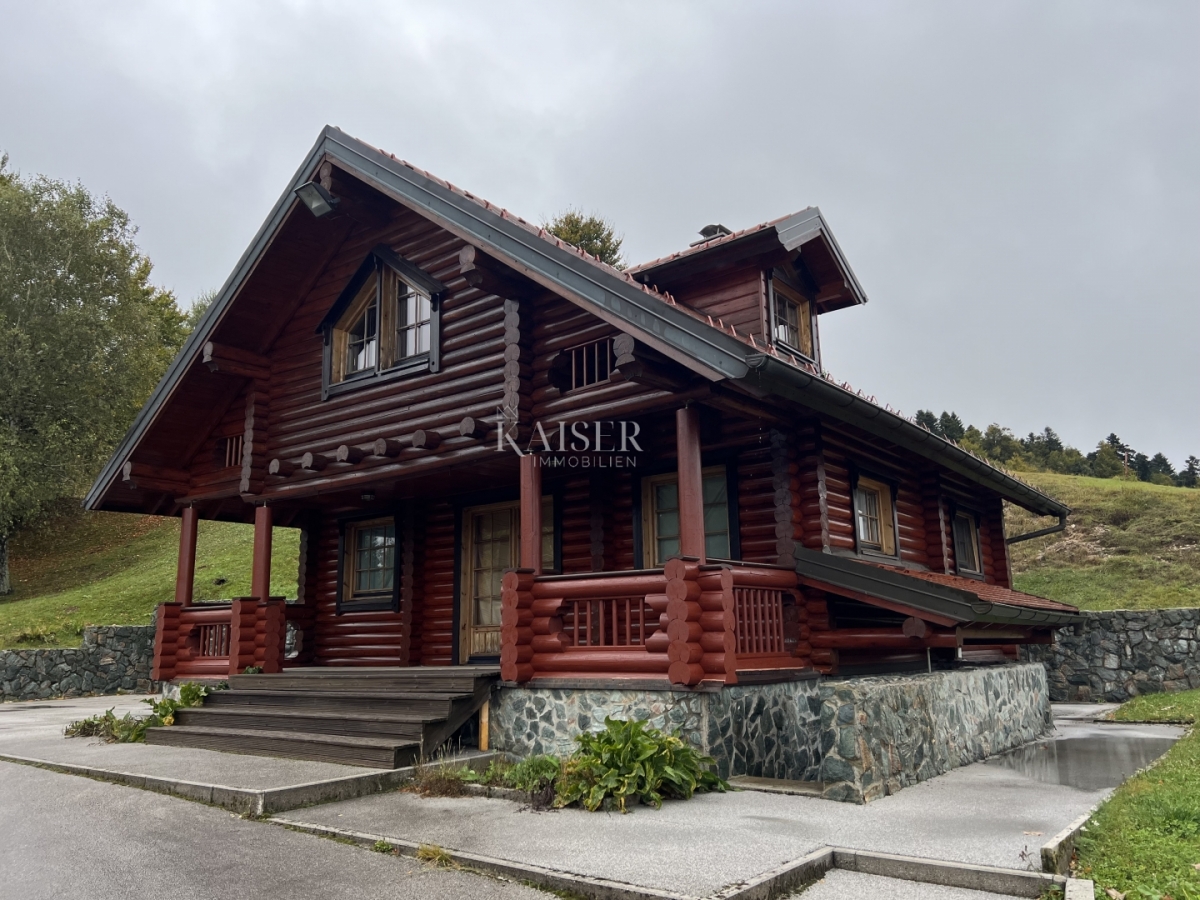 Lokve, Blockhütte in den Bergen am See