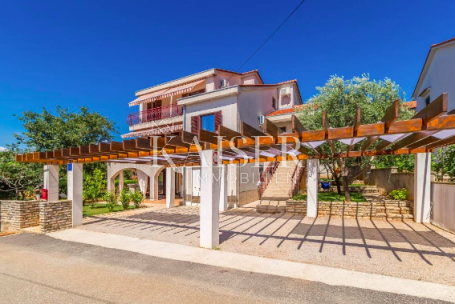 Insel Krk, Pinezići - Einfamilienhaus 410m2