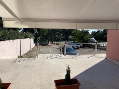 Istrien, Novigrad - 35 m2 Wohnung + 5 m2 Loggia und geräumige Terrasse