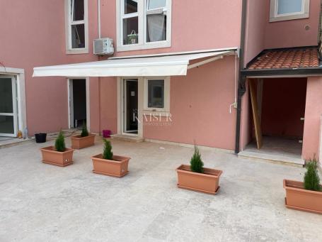 Istrien, Novigrad - Wohnung 35 m2 + Loggia 5 m2 und Bürofläche 95 m2