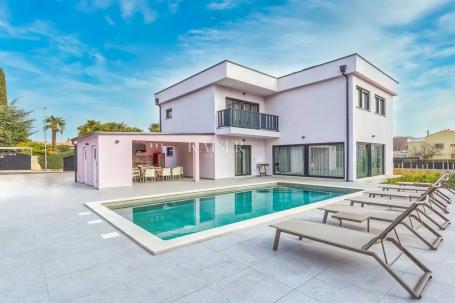 Istria - Poreč, modern villa with pool, 800m from the sea