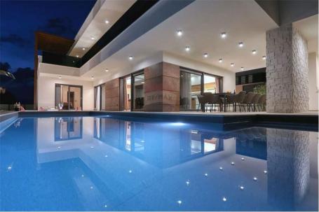 Villa with pool - fully furnished!