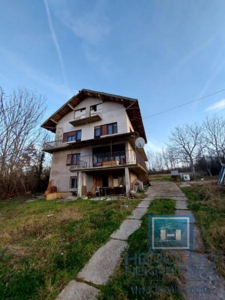 A house of 360m2 in the village of Šantarovan on a 33.92 a plot