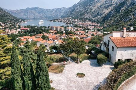 PROSTRANA KUĆA SA NEVJEROVATNIM POGLEDOM NA CIJELI BOKOKOTORSKI ZALIV