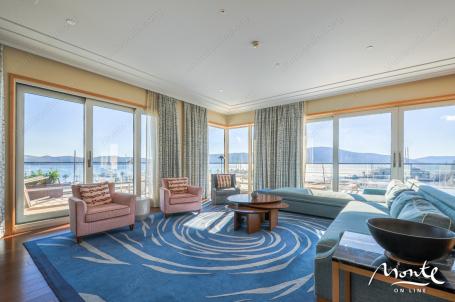 Ekskluzivni penthouse sa sopstvenim bazenom i saunom u Aqua, Porto Montenegro