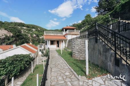 Kuća na tri sprata sa saunom i pogledom na planine i more, Budva