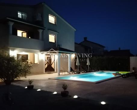 Porec-Umgebung, Freistehendes geräumiges Haus 320 m2, mit Pool