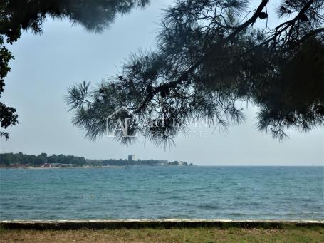 Umag, attractive business building 1st row to the sea