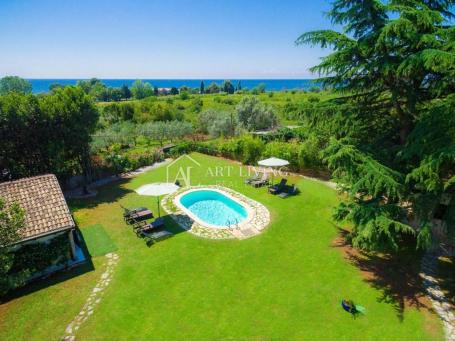 Umag-surroundings, villa with swimming pool on a plot of 1600 m2