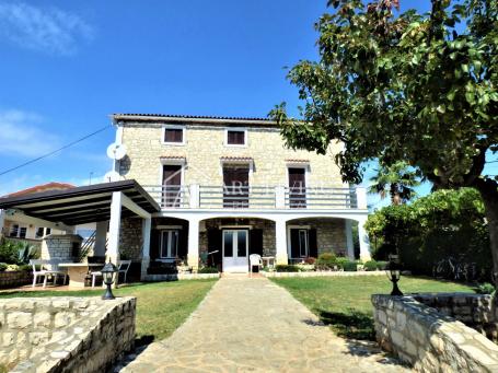 Umag, Spacious stone house, 1st row to the sea