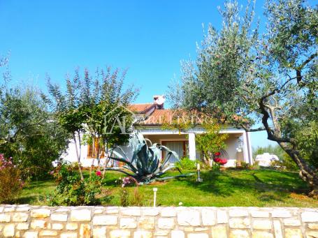 Umag-surroundings, High-rise house with a spacious garden of 2,150 m2