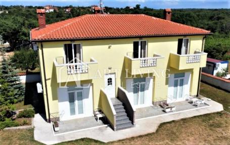 Umag-okolica, apartmanska kuća s prostranom okućnicom 667 m2