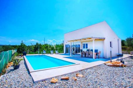 Istria-Novigrad, surroundings, Modern one-story house with swimming pool on a plot of 1,270 m2