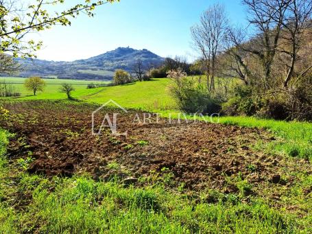 Motovun-Umgebung, Baugrundstück T2, mit Blick auf Motovun