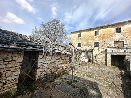 Istra, Grožnjan, okolica - autohtona istarska kamena kuća sa 60 000 m2 zemljišta