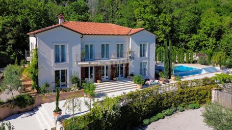 OPATIJA, BRSEČ- luksuzna vila 430m2 s bazenom i pogledom na more + uređena okućnica 2700m2