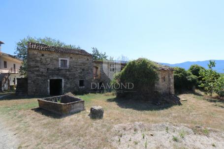 Eastern Istria, autochthonous house for adaptation with a project