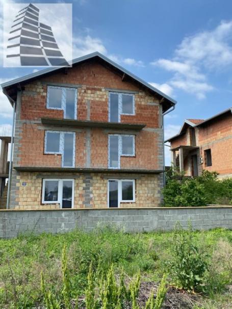 Zemun-Ugrinovci-naselje Grmovac kuća 390m2+garaža 17m2