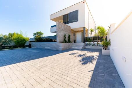 House A modern house with a pool in a great location, Medulin!