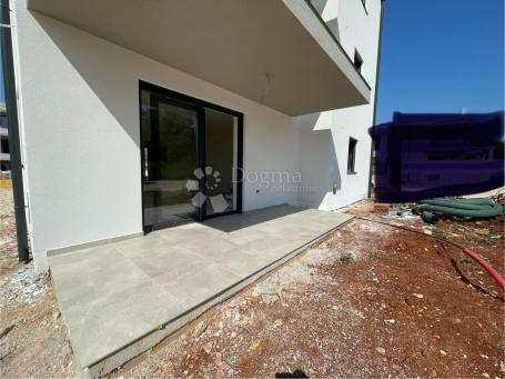 Two-room apartment on the ground floor with a yard, new building in Umag