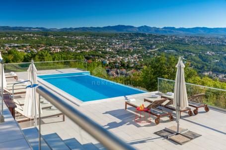 OPATIJA, BREGI- Eine wunderschöne Villa mit vier großen Apartments und einem bezaubernden Blick auf 