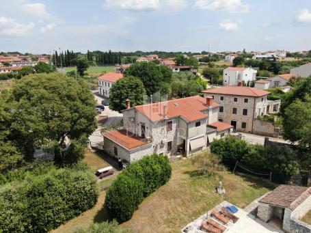 Kanfanar, authentic old stone house in the heart of the village with a garden