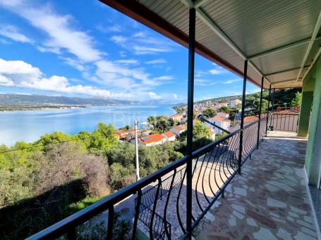 Trogir, stan u blizini plaže, panoramski pogled, prodaja