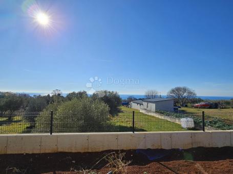 Umag, spacious ground floor apartment with garden and sea view