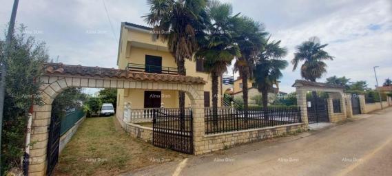 Kuća Prodaje se samostojeća kuća, 165 m2, Poreč