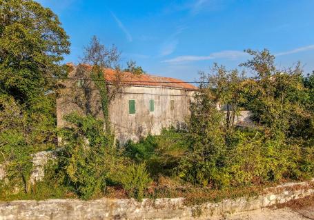 Svetvinčenat, Steinhaus mit großem Garten