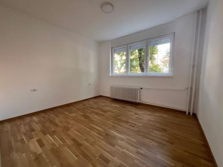 Ovaj prelepi stan od 52 m² nalazi se na izuzetnoj lokaciji na Keju. 