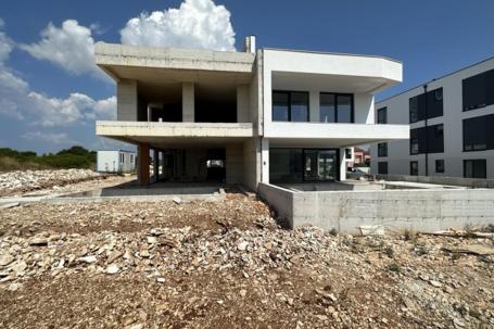 Istra, Medulin, roh bau - moderna  dvojna kuća  NKP 180 m2 u blizini mora 