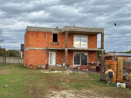 Kuća Prodaje se kuća Roh-Bau, Loborika