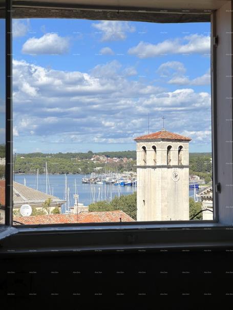 Wohnung Eine Wohnung zum Verkauf im Zentrum von Pula mit Blick auf die Kathedrale und das Meer.