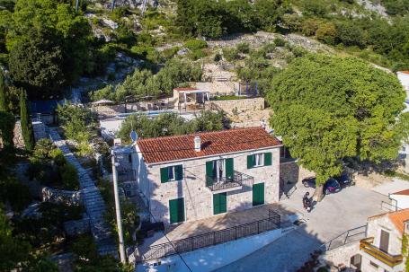 Omiš, Borak, kuća s  bazenom i pogledom na more