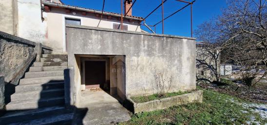 ISTRIA, PIĆAN - Semi-detached house with started renovation