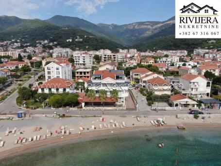 One-bedroom apartment with parking right on the sea coast Bijela