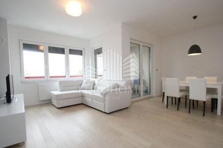 Ekskluzivni penthouse 97, 28 m2+ 2PM2, Knežija