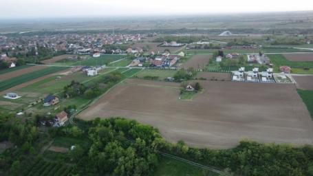 Irig, građevinska zona, odličan pogled, deljiv plac