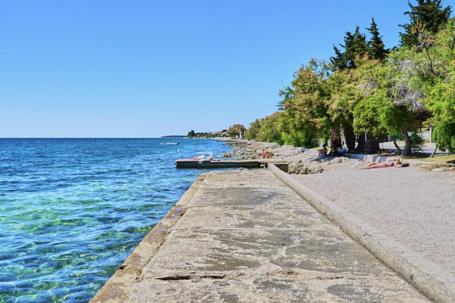 Zadar, Diklo vrhunski dvosoban stanu prizemlju NKP 76m2, blizina plaže, pogled na more