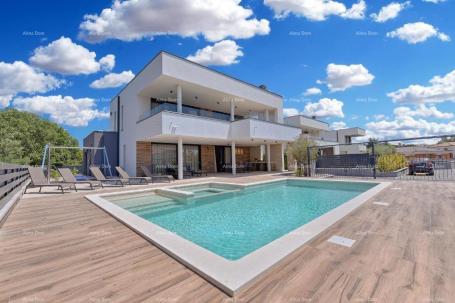 House Beautiful villa with a pool and sea view near the beach