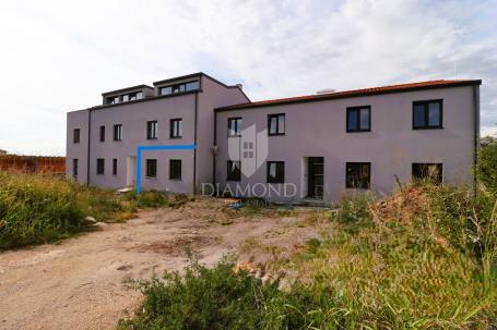 Poreč, surroundings, apartment in a new building with a garden