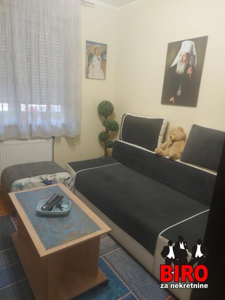 Prodaje se stan u Novom Sadu, u naselju Nova Detelinara, na 1. spratu