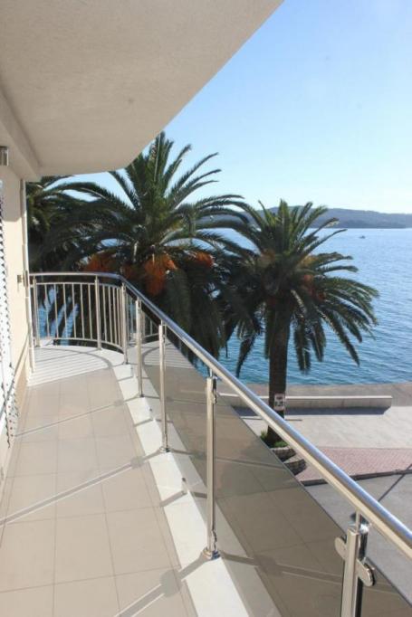 For rent: Two-bedroom apartment with a sea view, Tivat