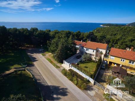 House First row - Luxurious villa with garage and swimming pool in a unique location in Pula!