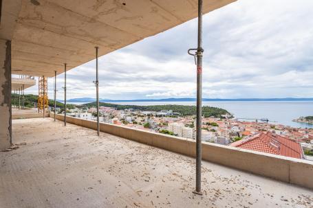 Makarska, komforan trosoban stan s vanjskim bazenom NKP 146, 16 m2