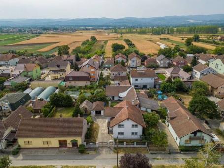 Spratna kuća u Veterniku na odličnoj lokaciji 