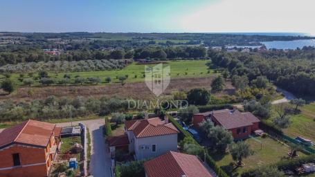 Novigrad, Umgebung! Wunderschöne Villa im Bau, 700 m vom Meer entfernt!