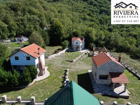 Sale of a 3-house property with an auxiliary building in Vrbanj, Herceg Novi