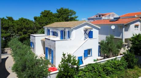 PAG ISLAND, POVLJANA - Quality house with two apartments 50 meters from the beach